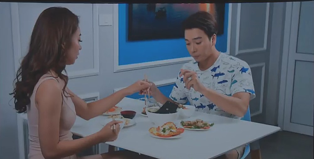 Bphone 3 trong bát canh cua.