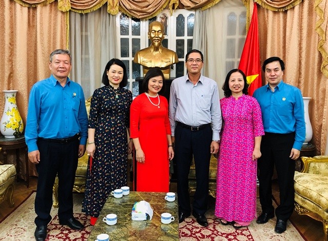 Đại sứ Đỗ Hoàng Long tiếp đoàn công tác CĐ Dệt May VN tại Đại sứ quán VN tại Ai Cập. Ảnh: CĐ Dệt May VN.