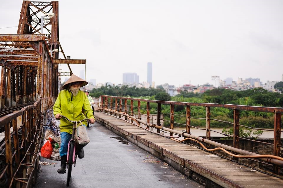Thay vì những chiếc áo mỏng manh, hay những lớp áo chống nắng của những ngày hè, hôm nay ra đường người ta đã phải mang theo những chiếc áo khoác. Ảnh: Hiếu Nguyễn