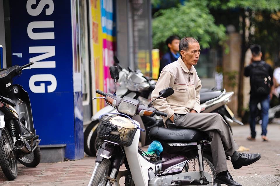 Người người vẫn mưu sinh trong cái gió đầu mùa. Ảnh: Hiếu Nguyễn