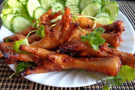Lý Văn Phức hay Hàng Thùng là địa chỉ chuyên bán món chân gà.