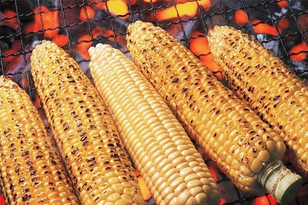 Giá mỗi củ khoai hay bắp ngô chỉ khoảng 10.000 đồng.