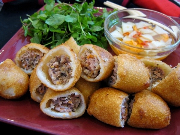 Bánh rán mặn là món ăn vặt không thể không thử mỗi khi đông về. Giá từ 3.000 - 5.000 đồng một chiếc.