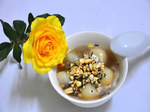 Bát bánh trôi tàu ngọt thơm cho mùa đông thêm ấm áp. Giá từ 12.000 - 15.000 đồng một bát.