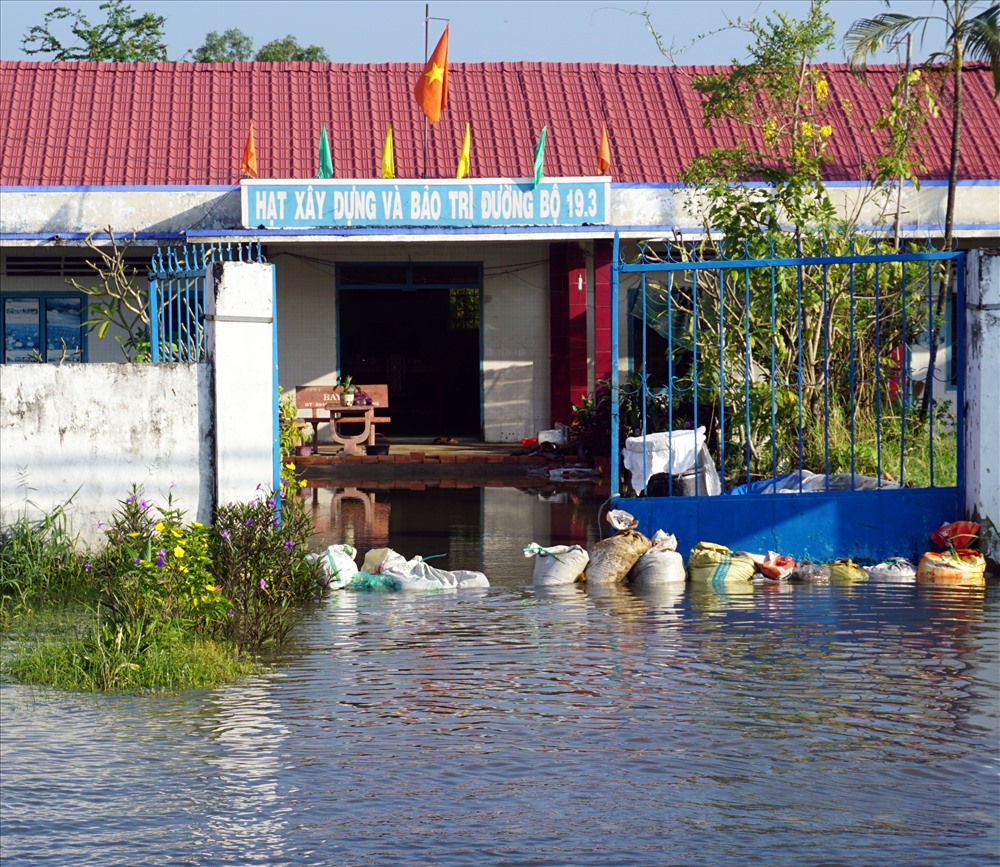 Hạt quản lý đường bộ cũng bị ngập nước (ảnh Nhật Hồ)