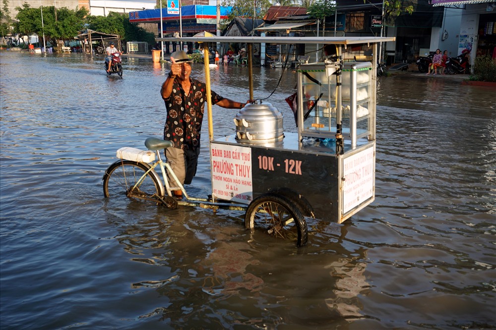 Nước ngập đời sống, sinh hoạt người dân bị đảo lộn (ảnh Nhật Hồ)