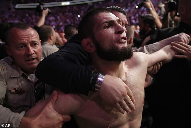 Khabib như một “con thú dữ” sau trận đấu vì những lời xúc phạm của McGregor. Ảnh: AP.