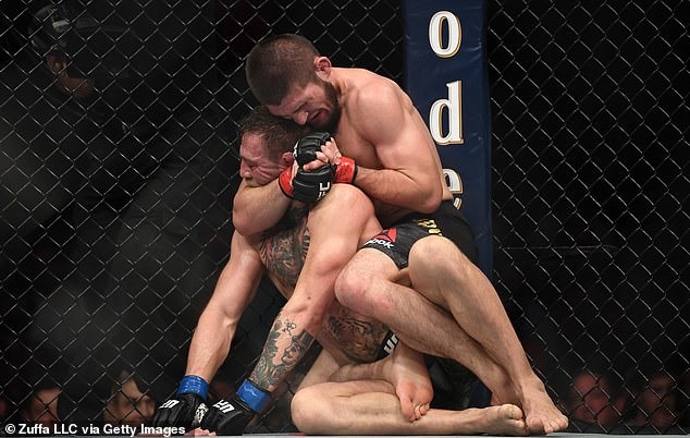 Đòn khóa cổ trong hiệp 4 của Khabib đã giúp anh có được chiến thắng. Ảnh: Getty.
