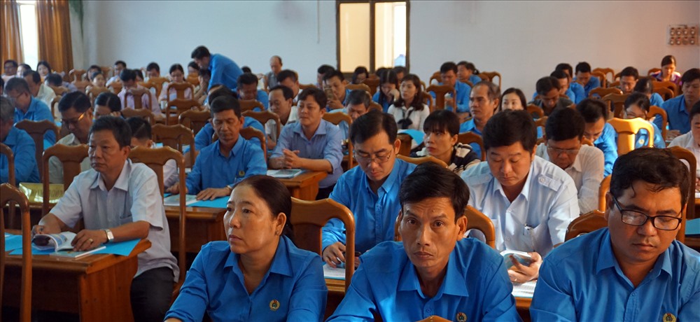 Các đại biểu lắng nghe LĐLĐ tỉnh Cà Mau báo cáo nhanh kết quả Đại hội XII Công đoàn Việt Nam (ảnh Nhật Hồ)