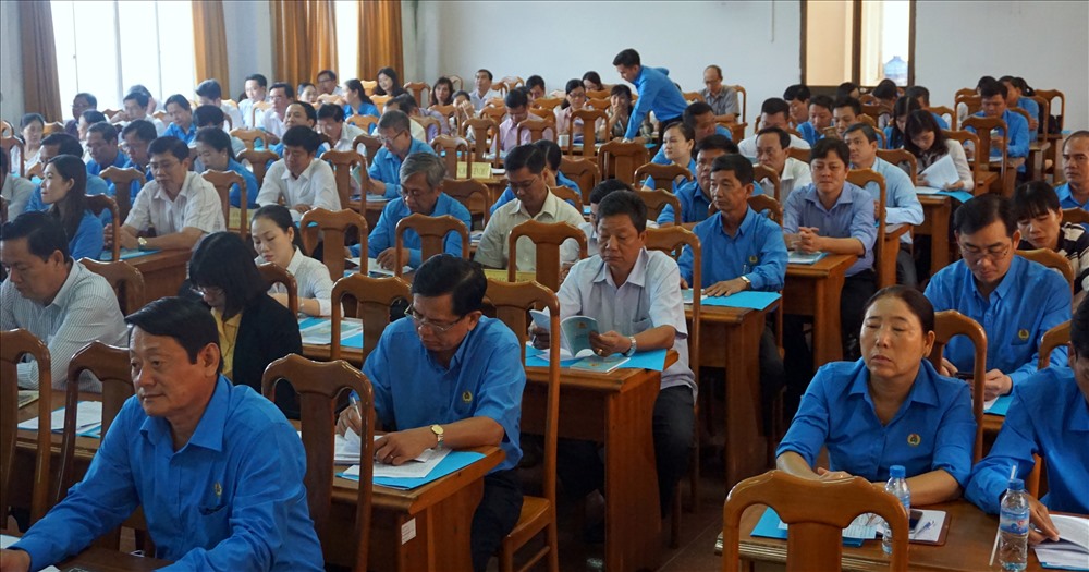 Các đại biểu lắng nghe LĐLĐ tỉnh Cà Mau báo cáo nhanh kết quả Đại hội XII Công đoàn Việt Nam (ảnh Nhật Hồ)