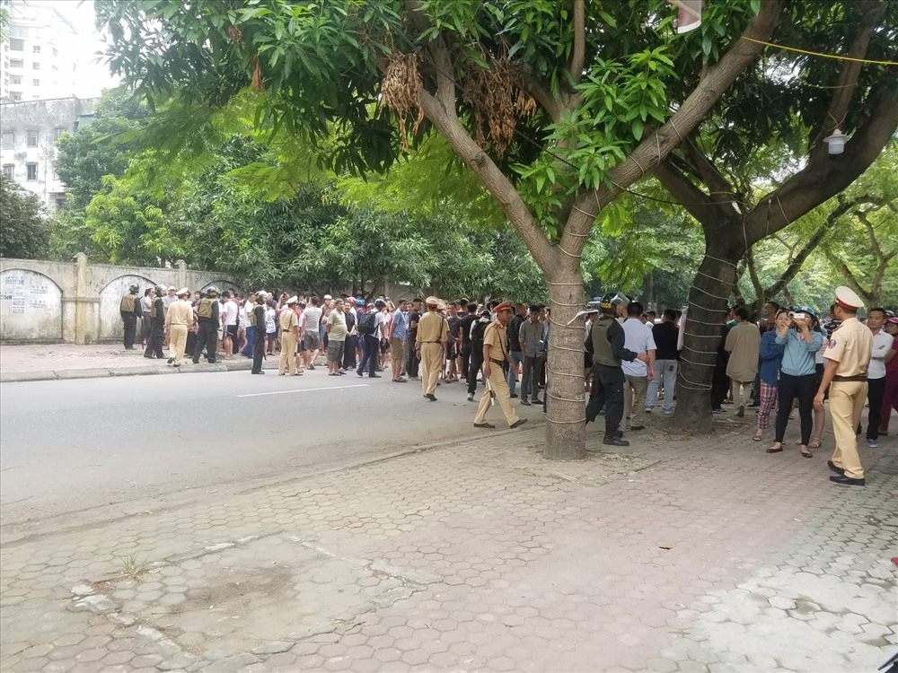 Lực lượng chức năng phong tỏa hiện trường nơi 2 đối tượng cố thủ