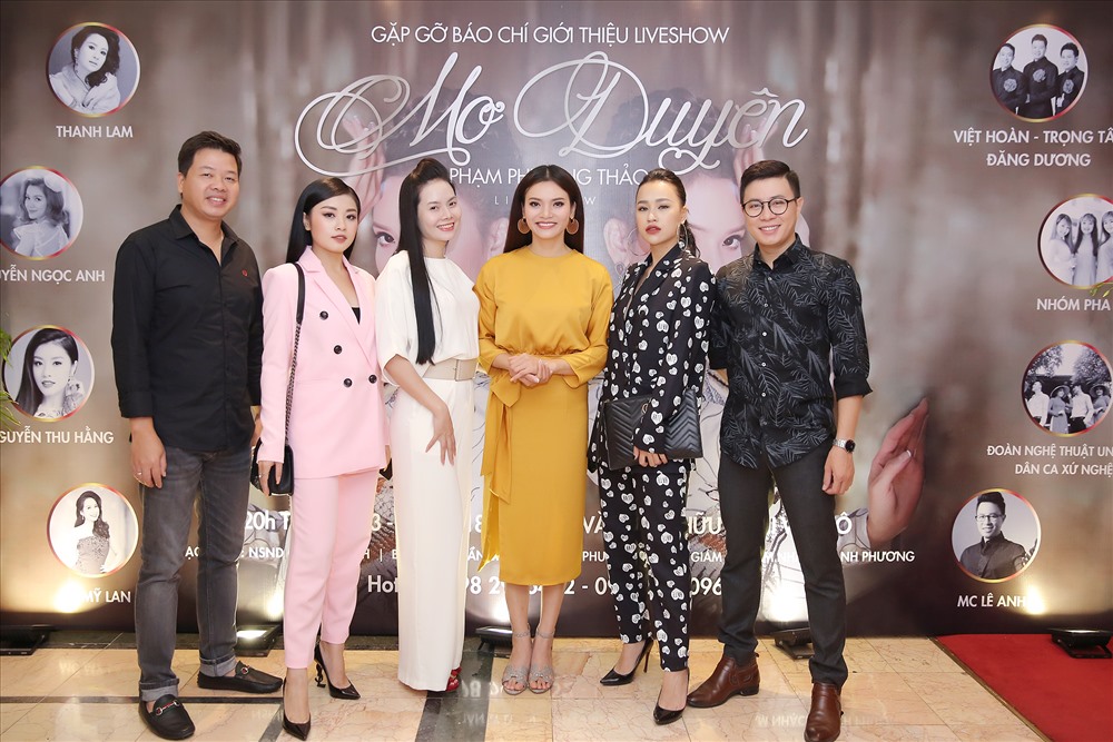Ca sĩ Phạm Phương Thảo và bạn bè, đồng nghiệp.