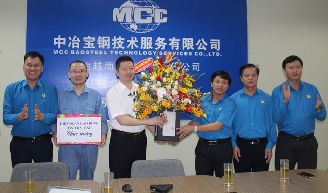 Tặng hoa, quà chúc mừng lãnh đạo Công ty TNHH Vận hành kinh doanh CC Việt Nam.