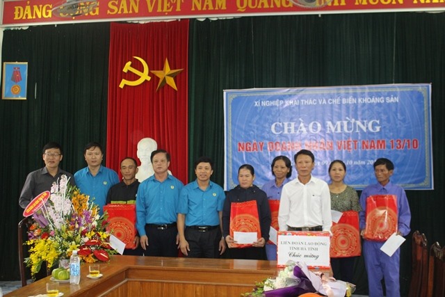 Tặng quà công nhân Xí nghiệp Khai thác và chế biến khoáng sản thuộc Tổng công ty Mitraco Hà Tĩnh