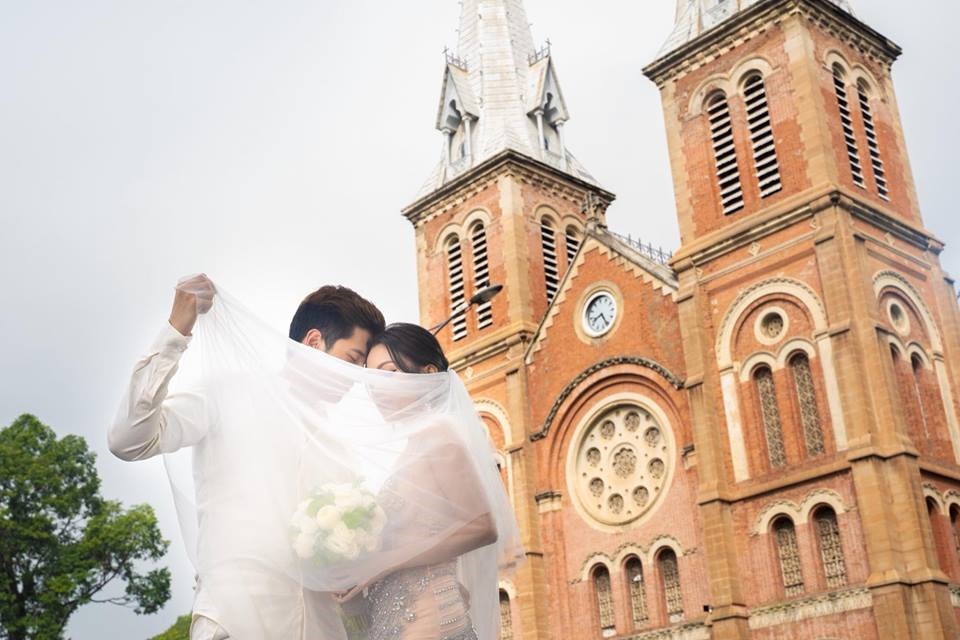 Nhiều khán giả cho rằng cả Thư Dung và Sĩ Thanh đều có mục đích gây sốc và câu khách.