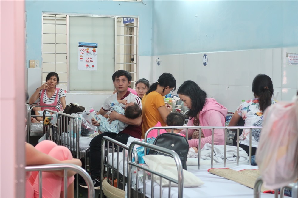 Trẻ nhập viện do chân tay miệng