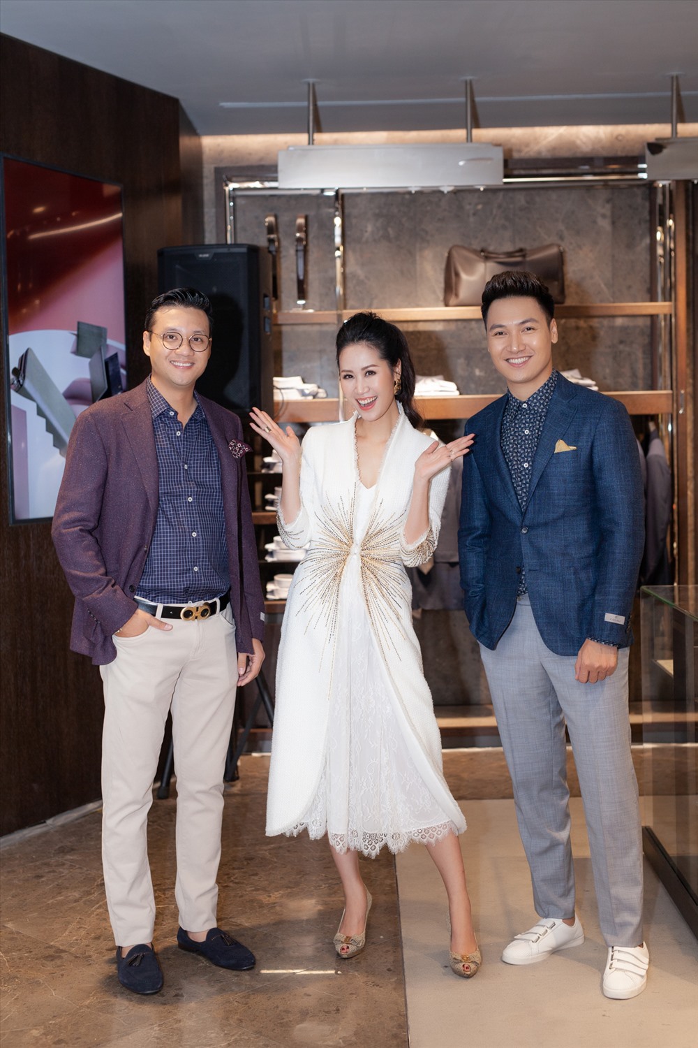 Dương Thuỳ Linh vui mừng hội ngộ đạo diễn Khải Anh và nam diễn viên Mạnh Trường. Ảnh: Nguyễn Duy Đạt.