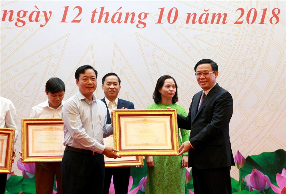 Phó Thủ tướng Vương Đình Huệ đã trao Bằng khen của Thủ tướng Chính phủ tặng 8 huyện ra khỏi danh sách huyện nghèo.