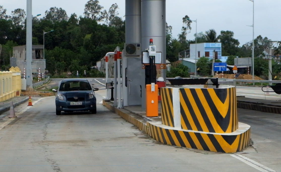 Các trạm thu phí trên tuyến cao tốc Đà Nẵng - Quảng Ngãi bắt đầu dừng hoạt động từ ngày 0h ngày 12.10 theo công điện của Bộ trưởng Bộ GTVT, để khắc phục triệt để các hư hỏng, báo cáo Bộ trước khi thu phí trở lại. Trước đó, ngày 11.10, Bộ trưởng Bộ GTVT Nguyễn Văn Thể đã ký công điện yêu cầu chủ đầu tư dự án là Tổng công ty Đầu tư phát triển đường cao tốc Việt Nam (VEC) tạm dừng thu phí trên toàn tuyến cao tốc Đà Nẵng - Quảng Ngãi.