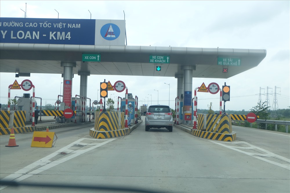 Các trạm thu phí trên tuyến cao tốc Đà Nẵng - Quảng Ngãi bắt đầu dừng hoạt động từ ngày 0h ngày 12.10 theo công điện của Bộ trưởng Bộ GTVT, để khắc phục triệt để các hư hỏng, báo cáo Bộ trước khi thu phí trở lại. Trước đó, ngày 11.10, Bộ trưởng Bộ GTVT Nguyễn Văn Thể đã ký công điện yêu cầu chủ đầu tư dự án là Tổng công ty Đầu tư phát triển đường cao tốc Việt Nam (VEC) tạm dừng thu phí trên toàn tuyến cao tốc Đà Nẵng - Quảng Ngãi.