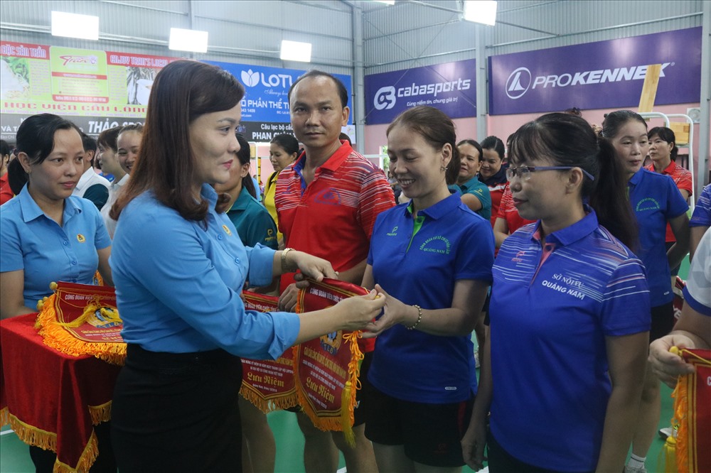 Phó Chủ tịch LĐLĐ tỉnh Quảng Nam, Nguyễn Thị Ngọc Ánh trao cờ lưu niệm cho các đoàn VĐV tham dự. Ảnh: Đ.V