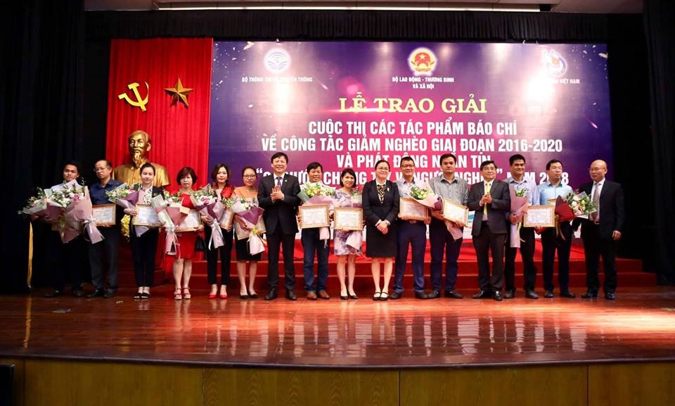 PV báo Lao Động nhận giải Khuyến khích.