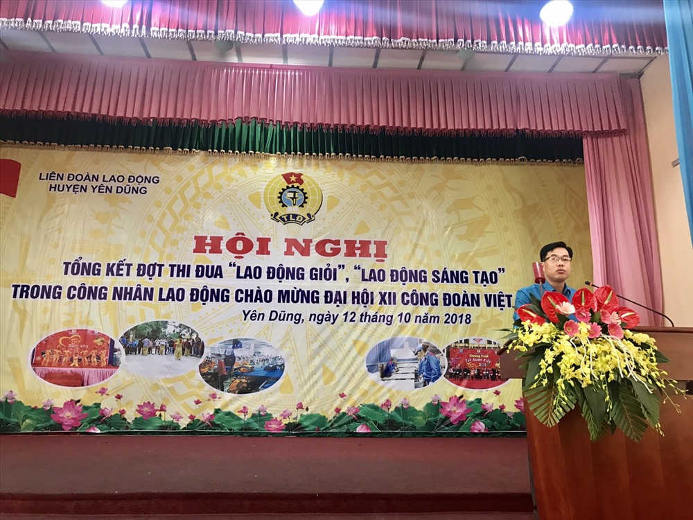 Đồng chí Hoàng Văn Tình, Trưởng ban Tổ chức LĐLĐ tỉnh Bắc Giang thông báo nhanh kết quả Đại hội XII CĐ Việt Nam.