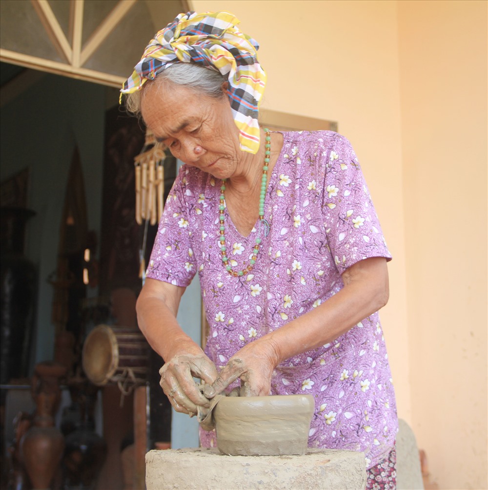 Kỹ thuật làm gốm Bàu Trúc được gọi với cái tên rất dân dã là “làm bằng tay, xoay bằng mông”.