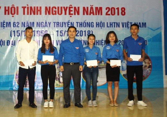 Trao 5 suất quà của Nhà báo Lê Anh Đạt - Phó Tổng thư ký tòa soạn Báo Lao Động cho 5 cán bộ đoàn vượt khó, học giỏi.