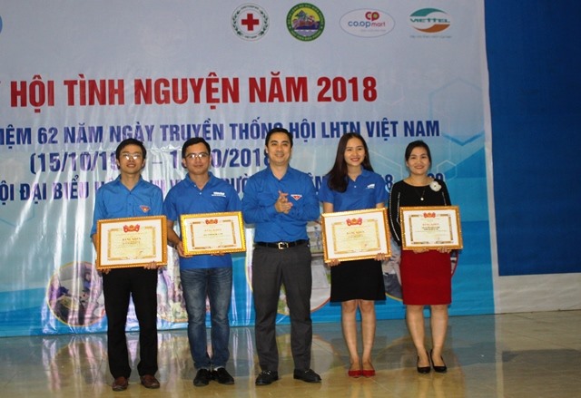 Trao bằng khen cho tập thể cá nhân có thành tích xuất sắc trong công tác đoàn