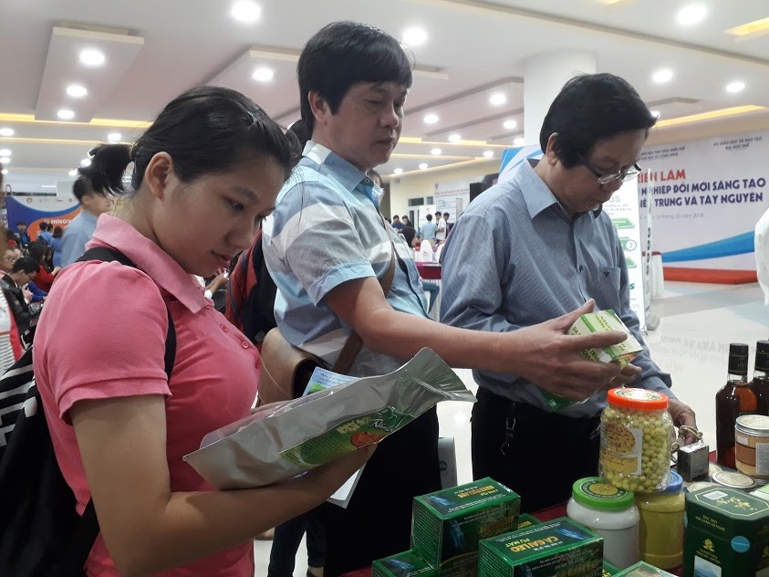 Sản phẩm trong ngày hội khởi nghiệp được nhiều khách hàng đến tham quan và lựa chọn.