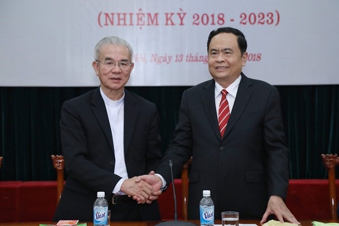 Chủ tịch UBTƯ MTTQ Việt Nam Trần Thanh mẫn chúc mừng linh mục Trần Xuân Mạnh. Ảnh: QV