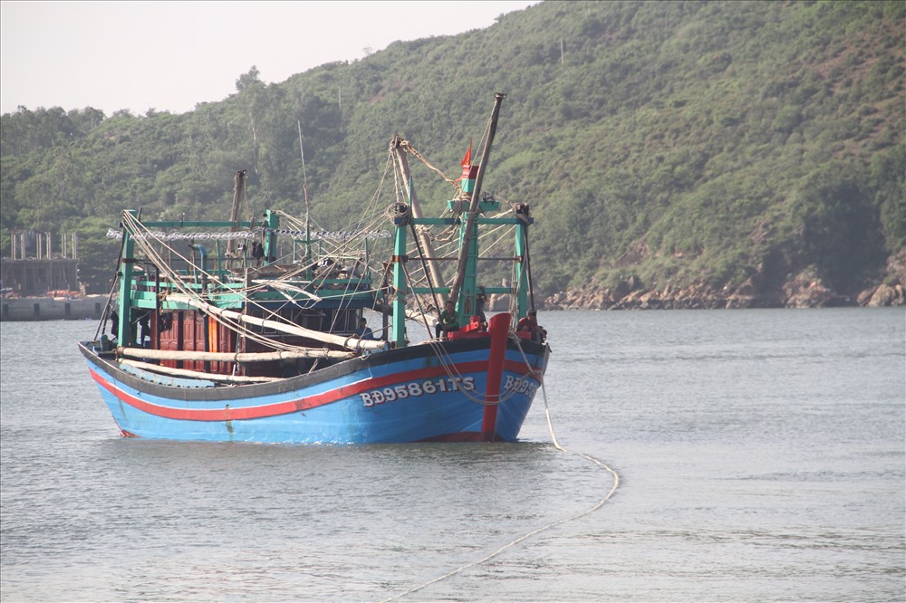 Tàu cá có nguy cơ chìm, tàu Cảnh sát biển đi cứu nạn khẩn cấp - ảnh 2 Tàu cá có nguy cơ chìm, tàu Cảnh sát biển đi cứu nạn khẩn cấp - ảnh 2