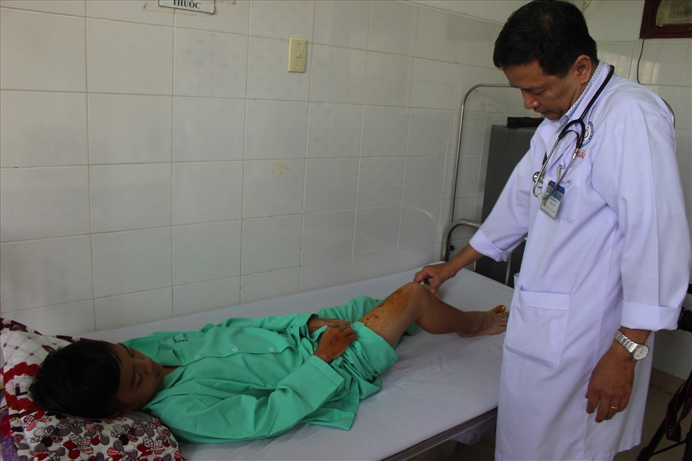 Một học sinh bị thương nặng đang được điều trị tại Bệnh viện Đa khoa Long An.