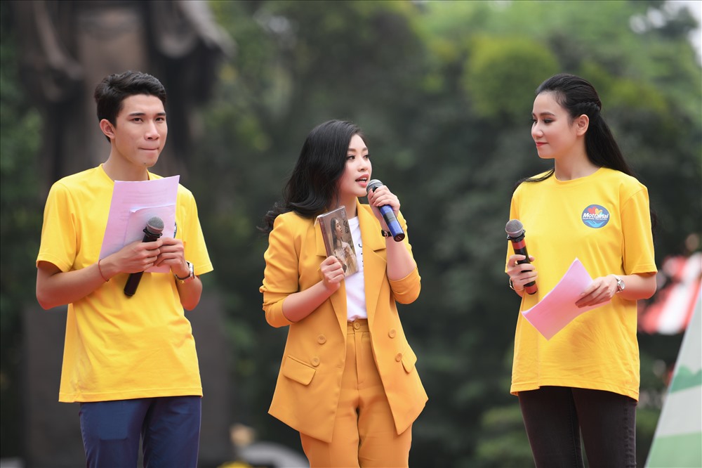 Sao Mai Thu Hằng bán đấu giá CD ủng hộ các em nhỏ có hoàn cảnh khó khăn.