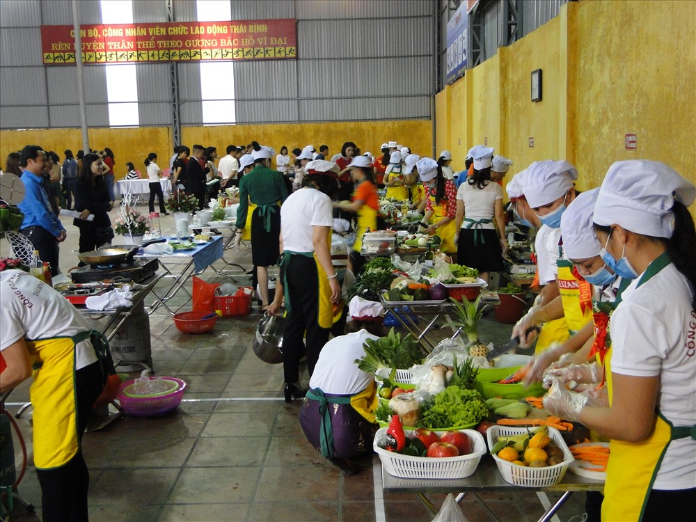 Toàn cảnh hội thi nấu bữa cơm gia đình.