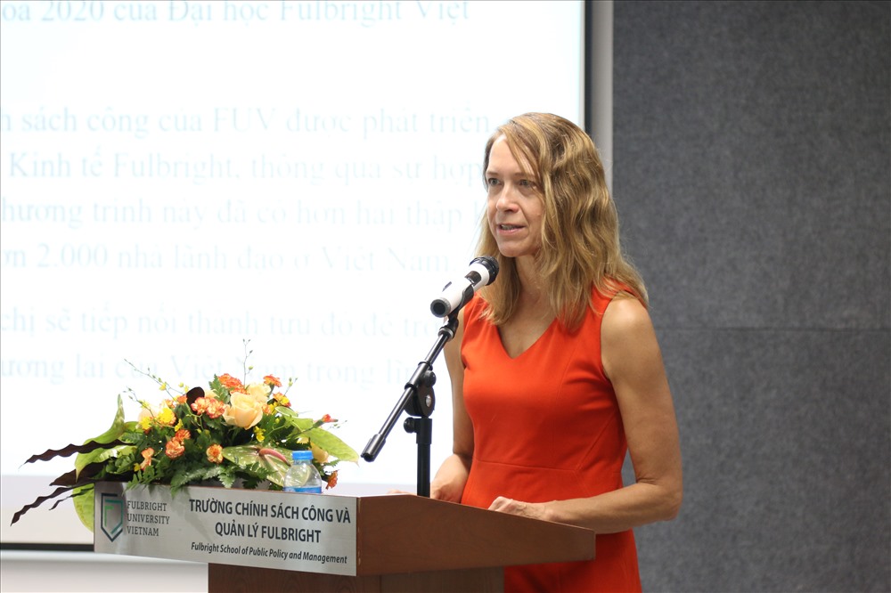 Bà Mary Tarnowka phát biểu chúc mừng Trường Chính sách Công và Quản lý Fulbright trong ngày đầu khai giảng