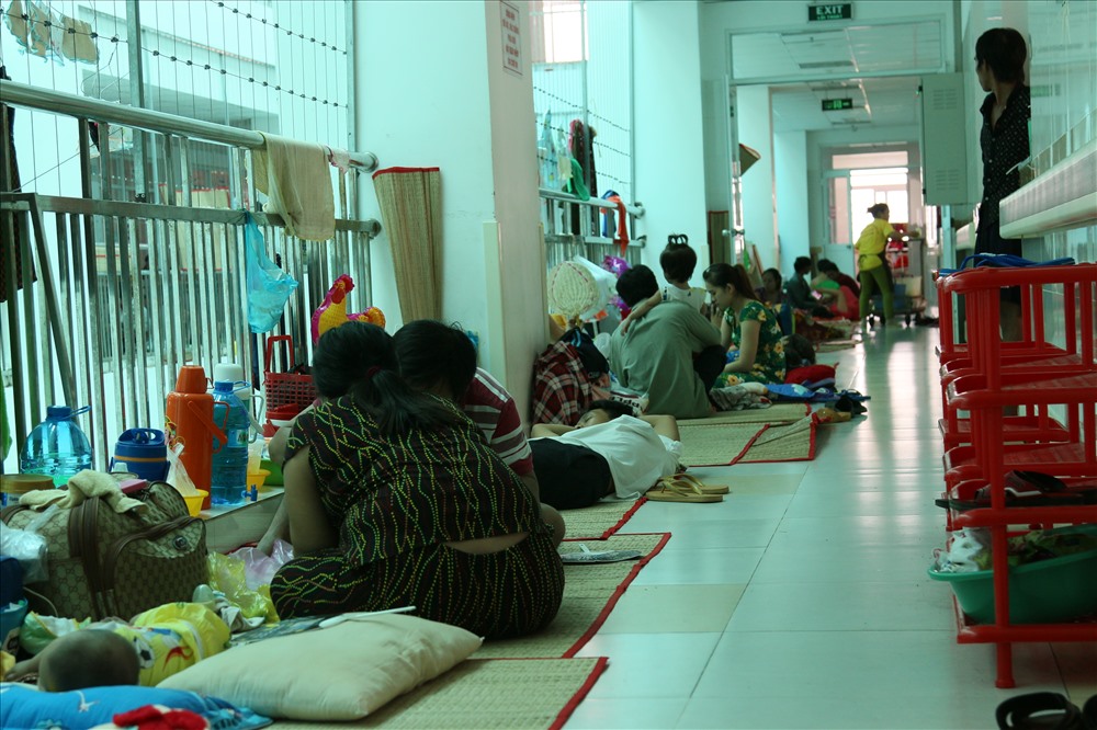 Tranh thủ từng khoảng trống ngoài hành lang để nằm tạm. Ảnh: BT