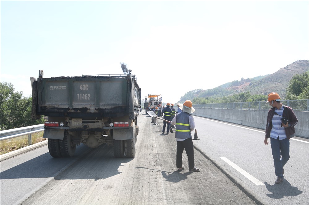 Hình ảnh công nhân được sửa các điểm hư hỏng được ghi nhận vào sáng nay.