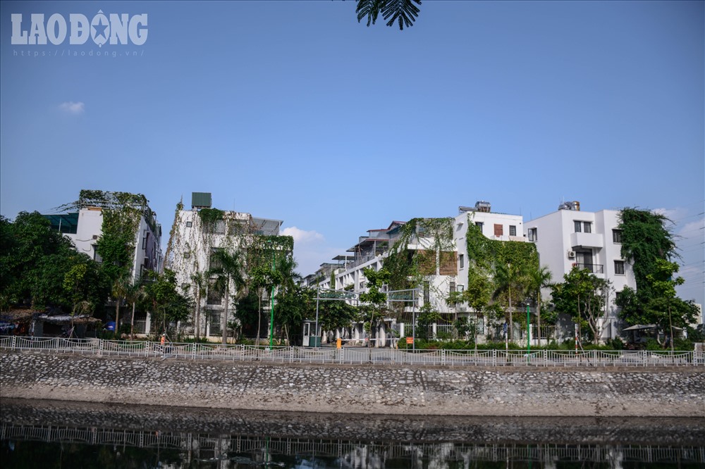 Khu đô thị Ao Sào do Công ty cổ phần Đầu tư và Phát triển Lũng Lô 5 làm chủ đầu tư. Khu đô thị này được xây dựng từ năm 2009 – 2017, gồm các nhà liền kề, biệt thự cao cấp và các tiện ích đầy đủ như vườn hoa, trường học...