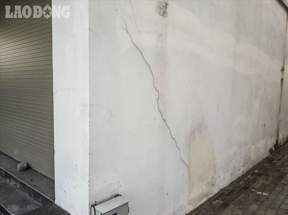 Một số bức tường xuất hiện những vết nứt nhỏ.