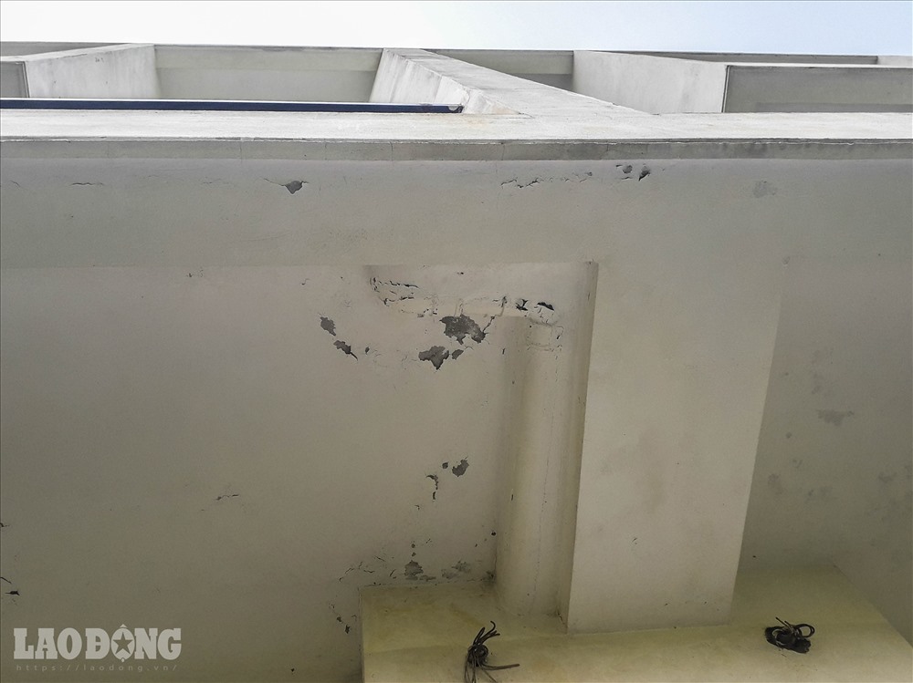 Dù mới xây dựng nhưng nhiều mảng tường có dấu hiệu bong tróc vôi vữa.