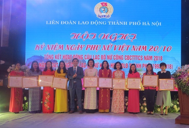 Ông Lê Đình Hùng - Phó Chủ tịch LĐLĐ TP. Hà Nội tặng Bằng khen của LĐLĐ TP. Hà Nội cho các tập thể và cá nhân xuất sắc trong hoạt động CLB Nữ công CĐ cấp trên trực tiếp cơ sở. Ảnh: Xuân Trường