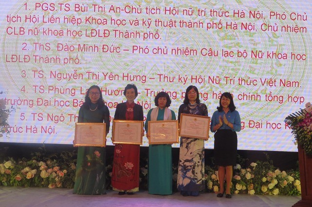 Bà Trịnh Thanh Hằng - Ủy viên Đoàn Chủ tịch, Trưởng ban Nữ công Tổng LĐLĐVN trao Bằng khen của LĐLĐ TP. Hà Nội cho các cá nhân có thành tích xuất sắc của CLB Nữ khoa học LĐLĐ TP. Hà Nội. Ảnh: Xuân Trường
