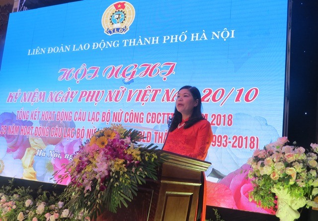 Bà Đặng Thị Phương Hoa - Phó Chủ tịch Thường trực LĐLĐ TP. Hà Nội ôn lại truyền thống phụ nữ VN tại buổi lễ. Ảnh: Xuân Trường