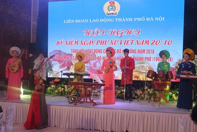 Nghệ sỹ ưu tú Nguyễn Thị Hoa Đăng - Phó trưởng khoa Nhạc cụ truyền thống Học viện Âm nhạc Quốc gia VN giới thiệu các tiết mục âm nhạc biểu diễn tại lễ kỷ niệm. Ảnh: Xuân Trường