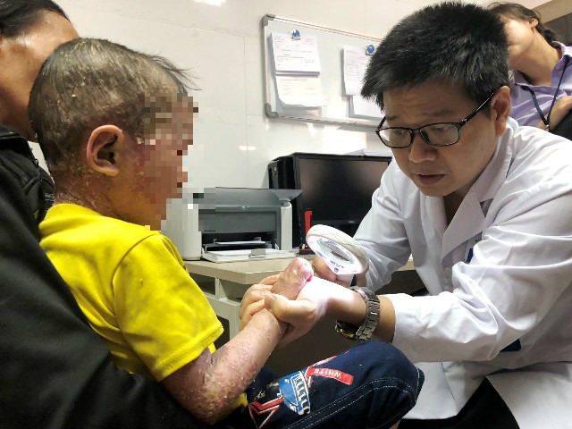 PGS Lê Hữu Doanh thăm khám cho cháu Thuyên. Ảnh: BV