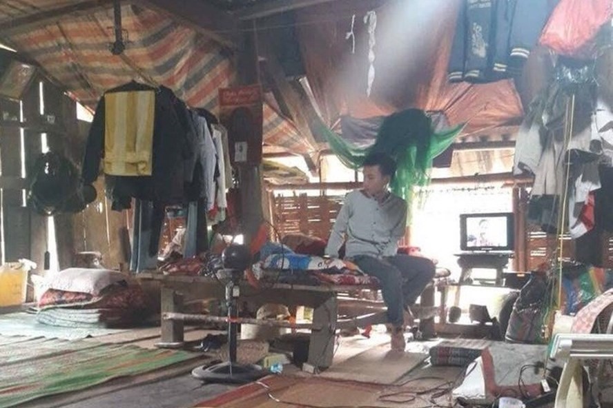 Nam sinh Quang Quốc Việt trong căn nhà của gia đình. Ảnh : Phan Sáng