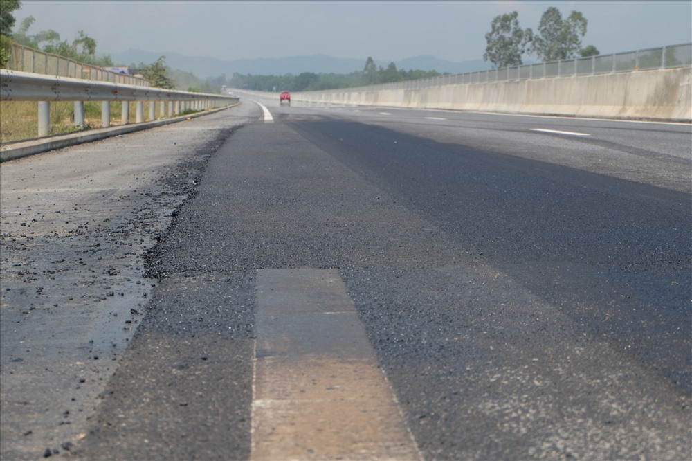 Các vị trí sửa chữa bao gồm các đoạn tuyến thuộc lý trình: Km45+000 – Km46+000 (phải tuyến); Km46+000 (trái tuyến), Km27+000 (trái tuyến) đã được đơn vị thi công sửa chữa xong chờ nghiệm thu.