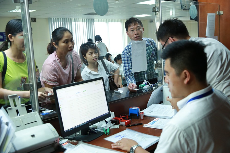 Tiếp nhận, giải quyết thủ tục, hồ sơ cho doanh nghiệp. Ảnh: HẢI NGUYỄN